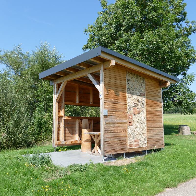 Schutzhütte mit Insektenhotel