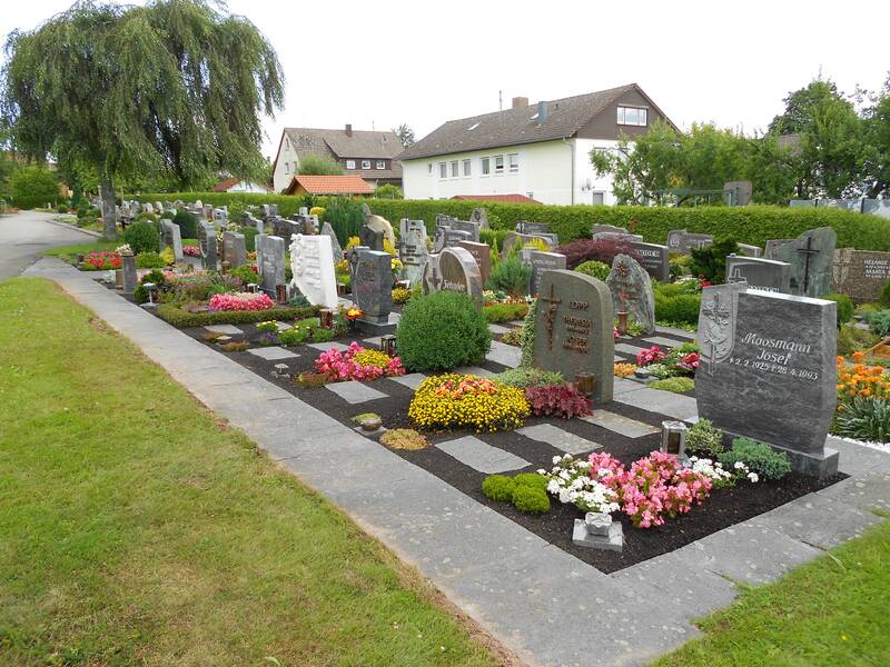 Grabfeld auf dem Friedhof Aichhalden