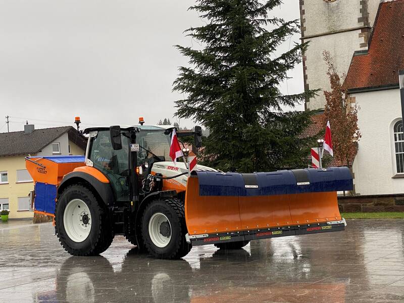 Bauhoffahrzeug Traktor am Kirchplatz in Rötenberg