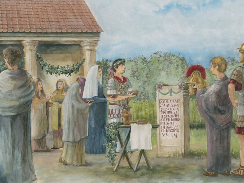 Der Zenturio Antonius Silo weiht zusammen mit Angehörigen und Freunden der Göttin Abnoba  im Brandsteiger Tempelbezirk einen Altar. Silo hat seine weiße Uniform für besondere Anlässe an.  Sein Sohn hält den Helm mit dem quer gestellten Helmbusch, der den Zenturio kennzeichnet.